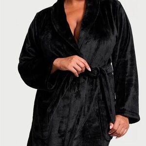 Victoria's Secret Green Plush Robe with Wrap Design and Long Sleeves
